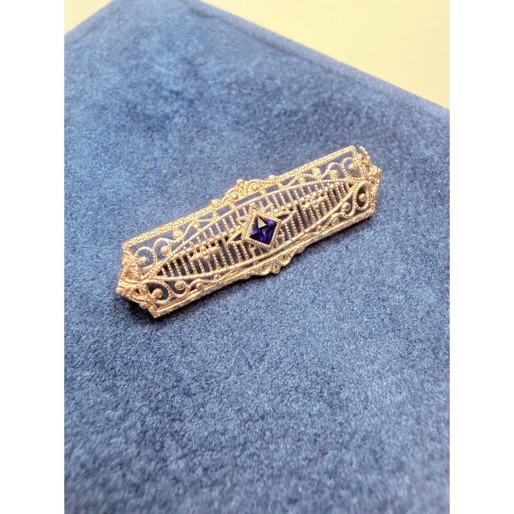 Vintage Art Deco 14K White Gold Filigree Bar Pin Brooch w/ Blue Sapphire Stone